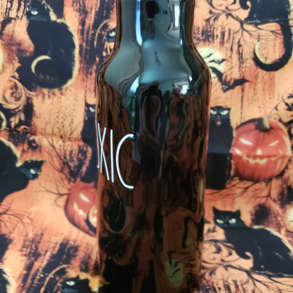 Rae dunn toxic vase